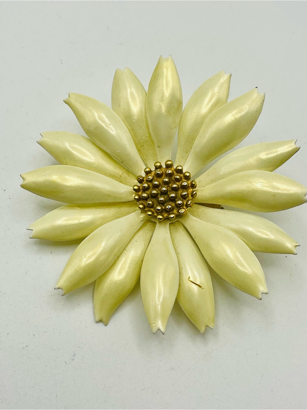 Vintage 1960’s Enamel Cream Daisy Flower Brooch with Gold Tone Center - Picture 2 of 4